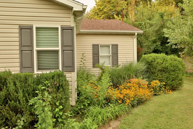 648 S Peach Tree Avenue, Springfield, MO 65802