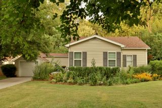 648 S Peach Tree Avenue, Springfield, MO 65802