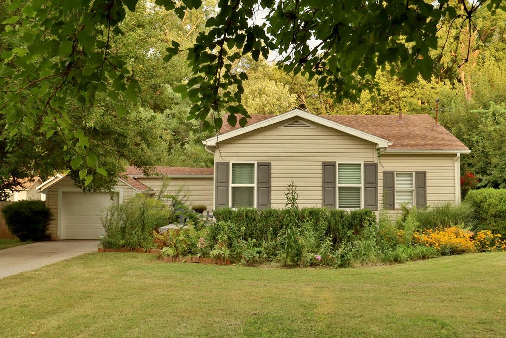 648 S Peach Tree Avenue, Springfield, MO 65802