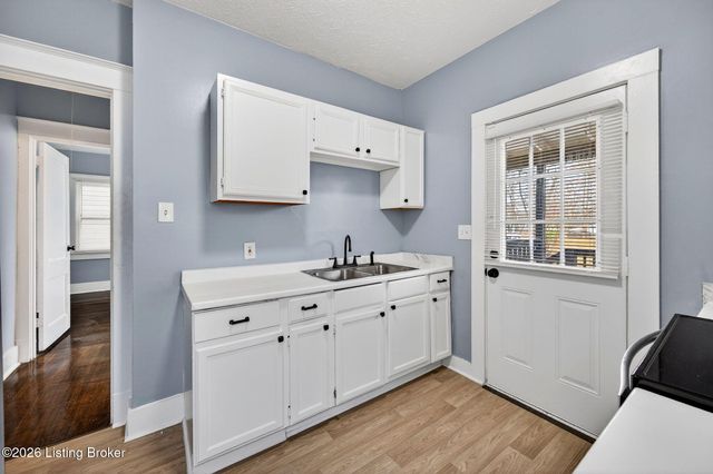 3914 River Park Dr, Louisville, KY 40211