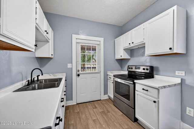 3914 River Park Dr, Louisville, KY 40211