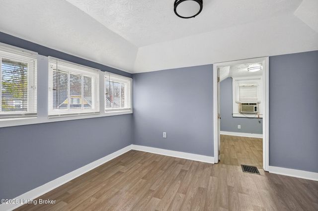 3914 River Park Dr, Louisville, KY 40211