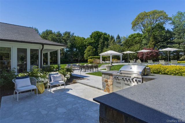 17 Quaker Ridge Drive, Brookville, NY 11545
