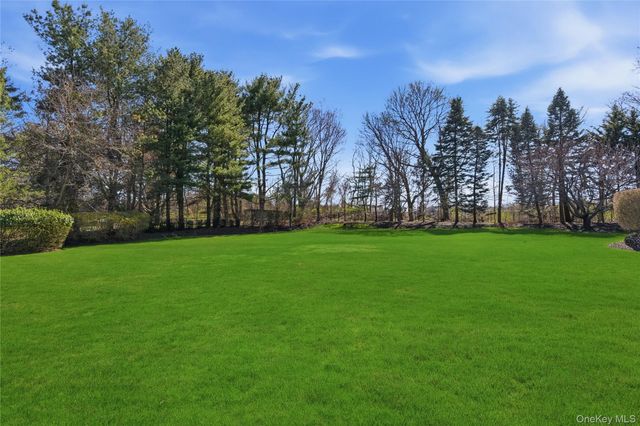 17 Quaker Ridge Drive, Brookville, NY 11545