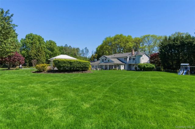 17 Quaker Ridge Drive, Brookville, NY 11545