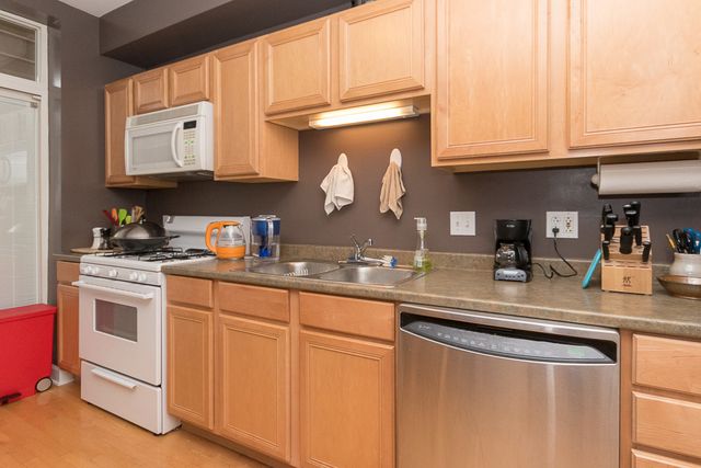 5210 N Sawyer Avenue 1, Chicago, IL 60625