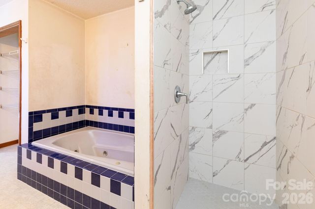 18 Bartlett Road, Weaverville, NC 28787