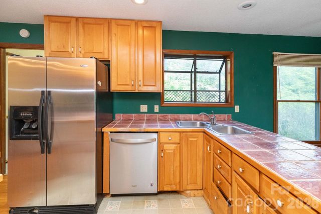 18 Bartlett Road, Weaverville, NC 28787