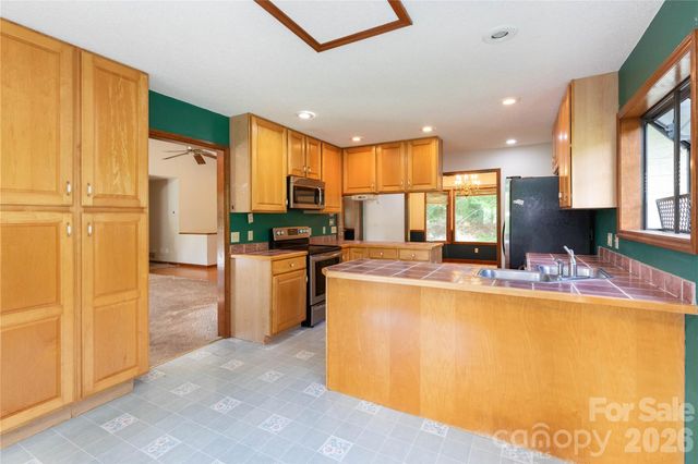 18 Bartlett Road, Weaverville, NC 28787