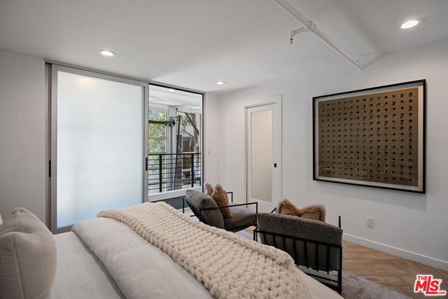 1037 N Laurel Avenue 19, West Hollywood, CA 90046