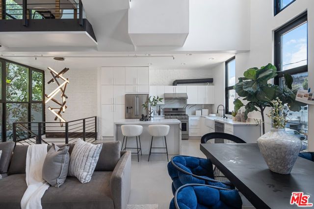 1037 N Laurel Avenue 19, West Hollywood, CA 90046