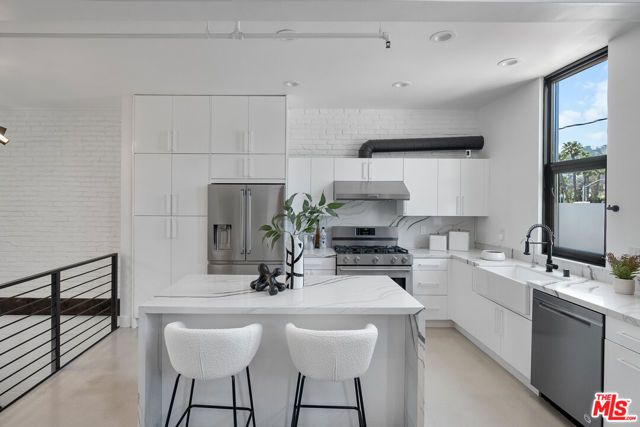 1037 N Laurel Avenue 19, West Hollywood, CA 90046