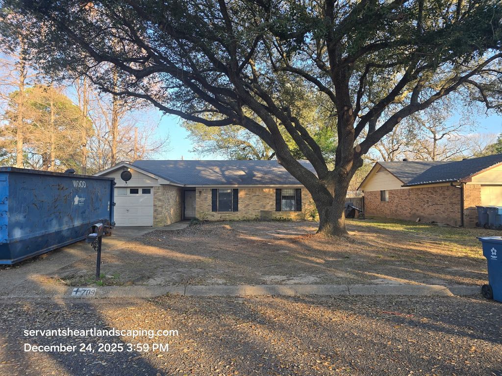 709 Southoak Drive, Athens, TX 75751