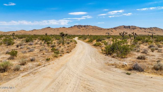17 Desarae Street, Mojave, CA 93501
