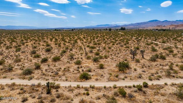 17 Desarae Street, Mojave, CA 93501