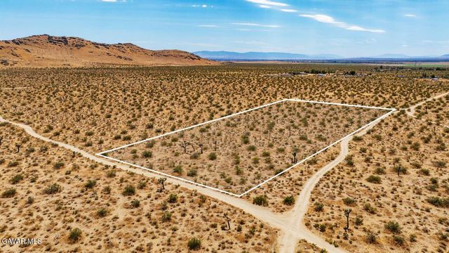 17 Desarae Street, Mojave, CA 93501