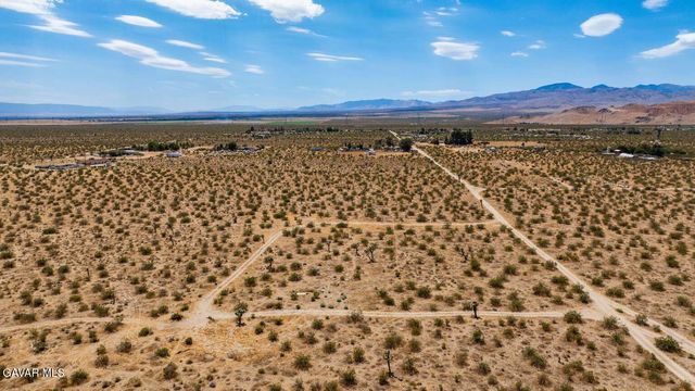 17 Desarae Street, Mojave, CA 93501