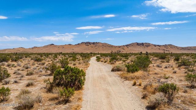 17 Desarae Street, Mojave, CA 93501