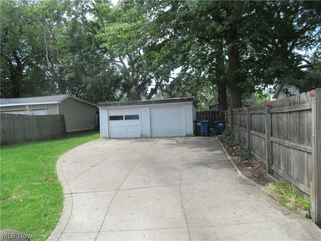 1520 Ridgewood Avenue, Lakewood, OH 44107