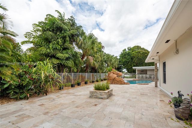 16751 Waters Edge Dr, Weston, FL 33326