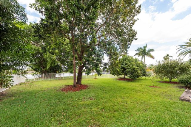 16751 Waters Edge Dr, Weston, FL 33326