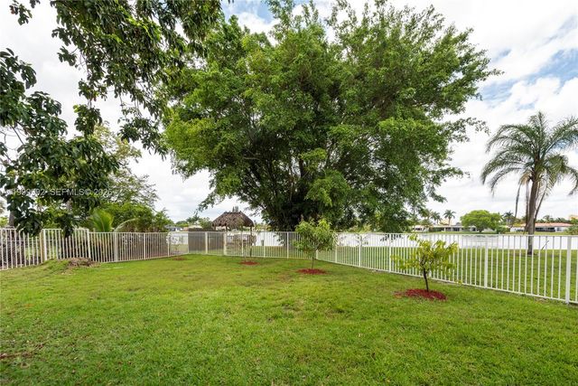 16751 Waters Edge Dr, Weston, FL 33326