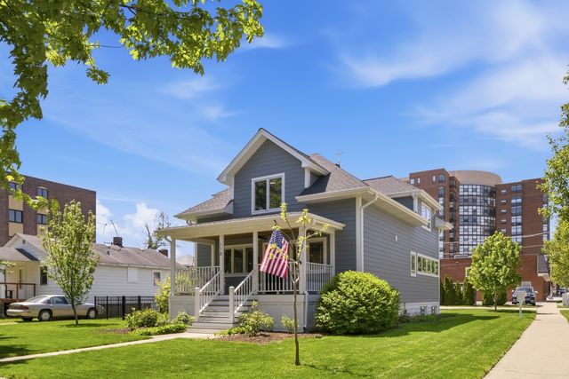 116 N Pine Avenue, Arlington Heights, IL 60004
