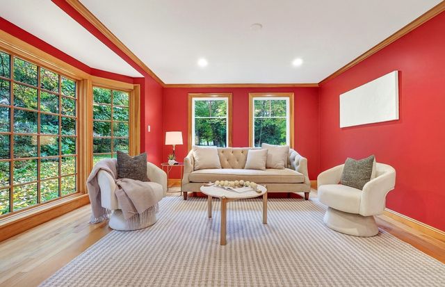40 Wilson Rd, Bedford, MA 01730