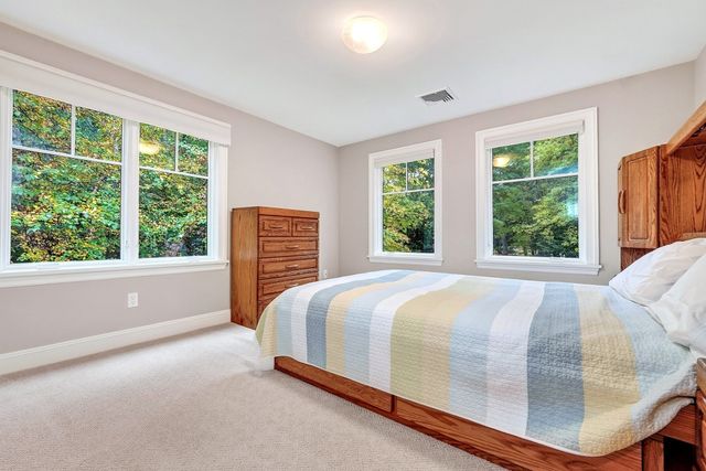 40 Wilson Rd, Bedford, MA 01730