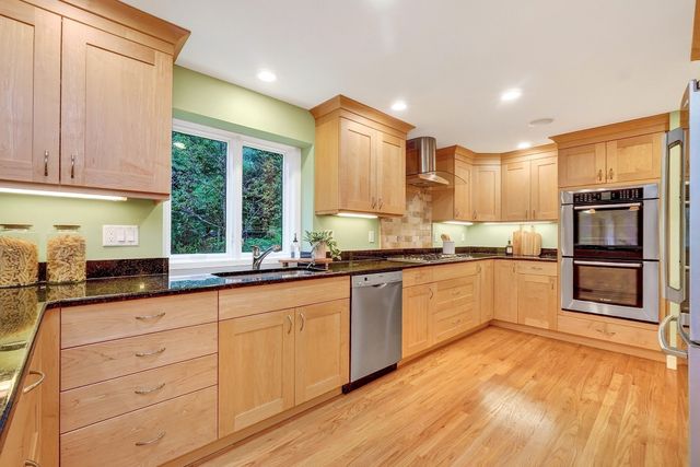 40 Wilson Rd, Bedford, MA 01730