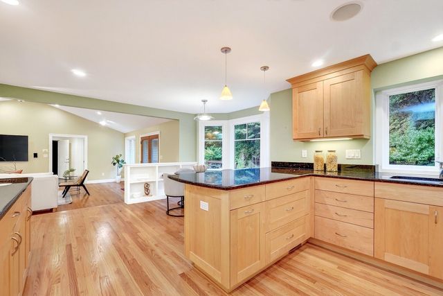 40 Wilson Rd, Bedford, MA 01730