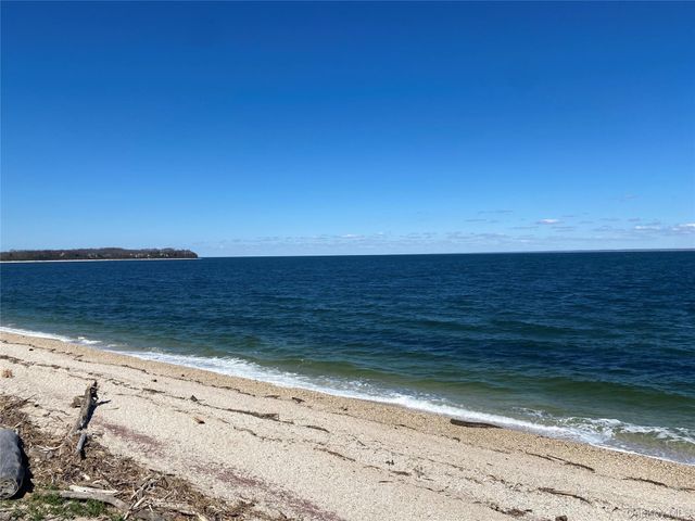 65 Greenway W, Orient, NY 11957