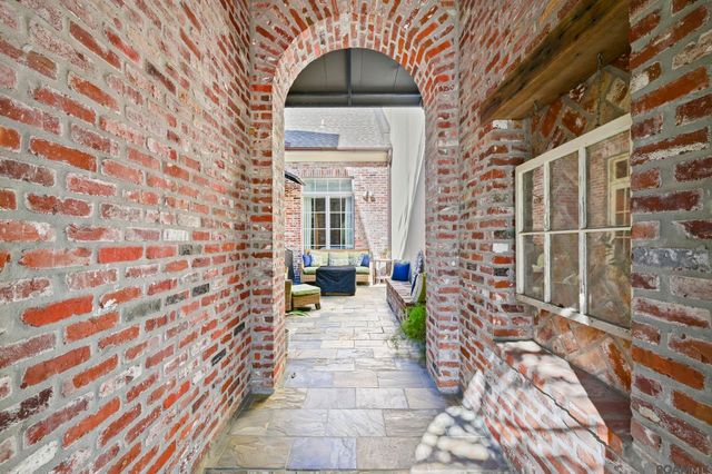 2207 Perkins Ln, Baton Rouge, LA 70808