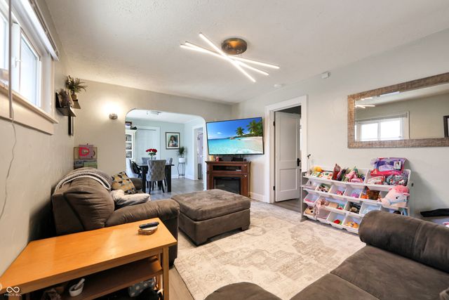 140 N 4th Avenue, Beech Grove, IN 46107
