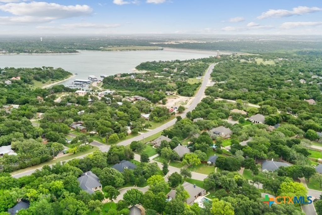 Image 8 of property listing at 3306 Spring Canyon Road, Belton, TX 76513