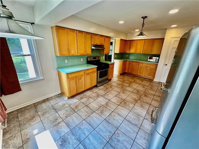 1160 Lisa Ann Drive, Akron, OH 44313