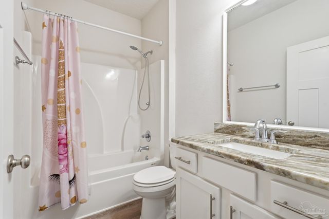 1928 Cambridge Park Dr, Gulf Breeze, FL 32563