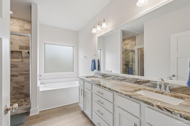 1928 Cambridge Park Dr, Gulf Breeze, FL 32563