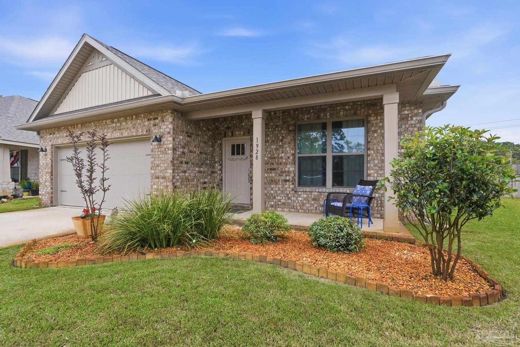 1928 Cambridge Park Dr, Gulf Breeze, FL 32563