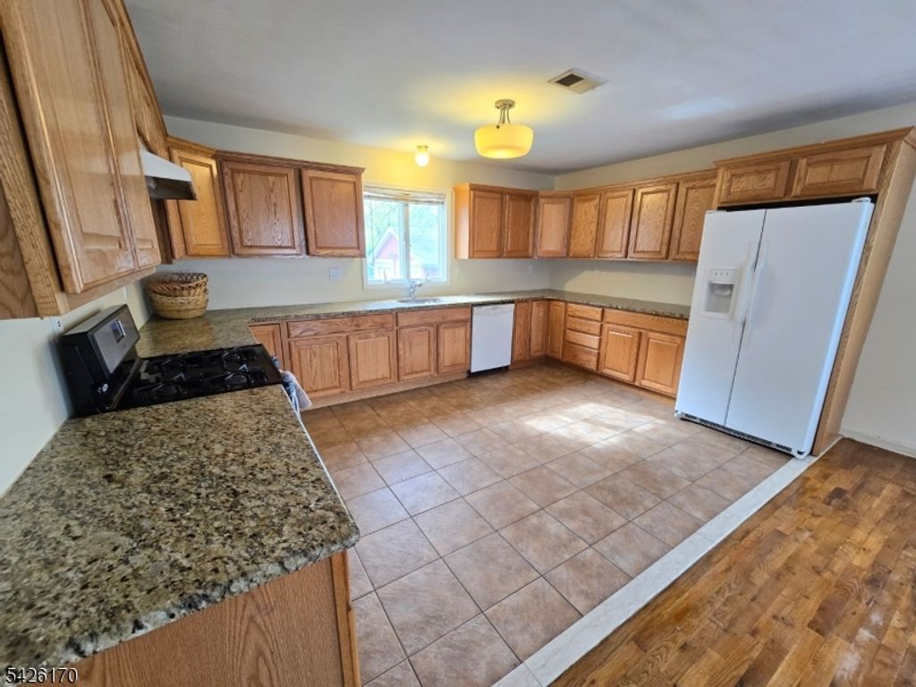 598 Broad St, Carlstadt Boro, NJ 07072 — photo 3