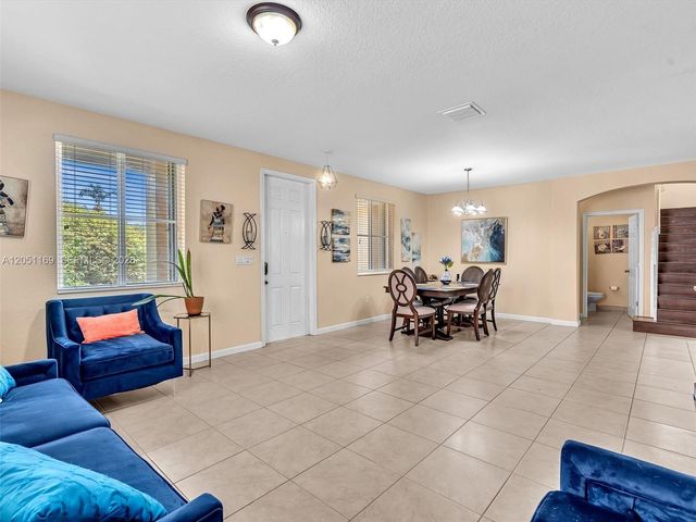 912 NW 204th St, Miami Gardens, FL 33169