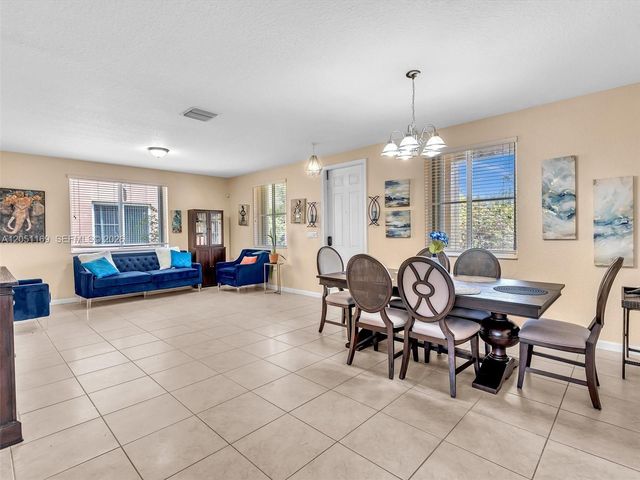 912 NW 204th St, Miami Gardens, FL 33169