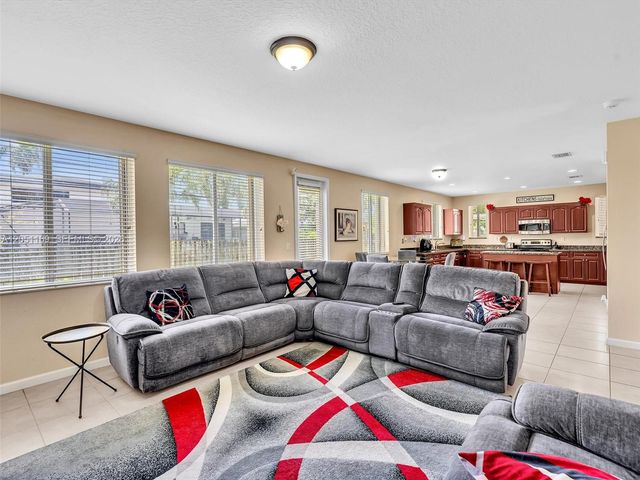 912 NW 204th St, Miami Gardens, FL 33169