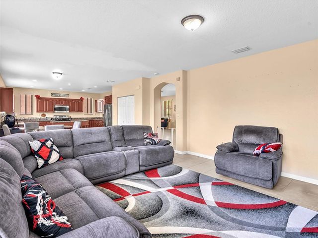 912 NW 204th St, Miami Gardens, FL 33169