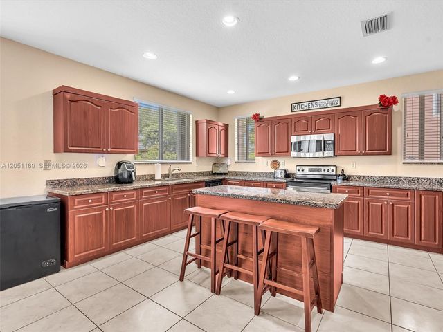 912 NW 204th St, Miami Gardens, FL 33169