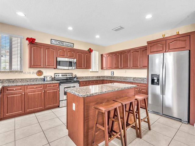 912 NW 204th St, Miami Gardens, FL 33169