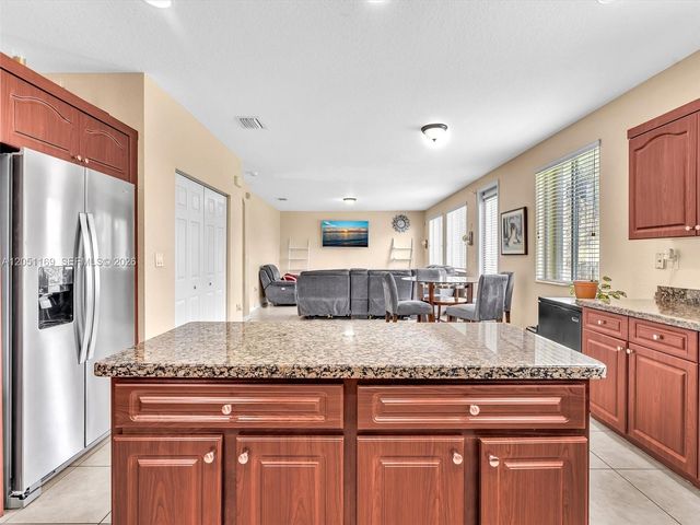 912 NW 204th St, Miami Gardens, FL 33169