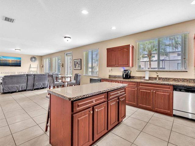912 NW 204th St, Miami Gardens, FL 33169