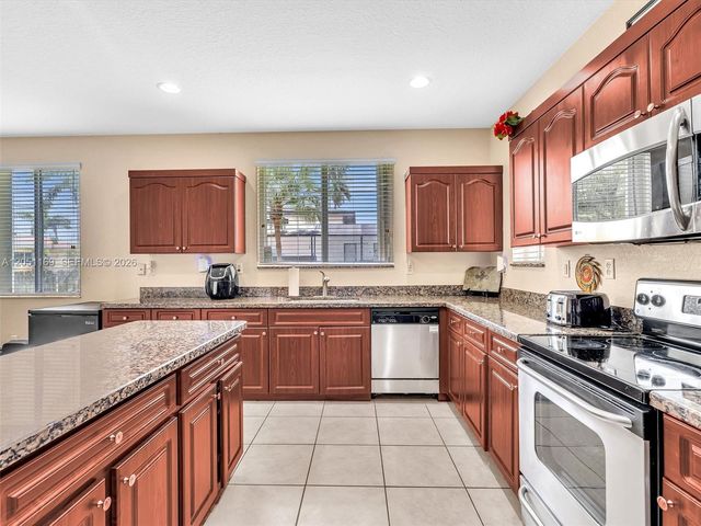 912 NW 204th St, Miami Gardens, FL 33169