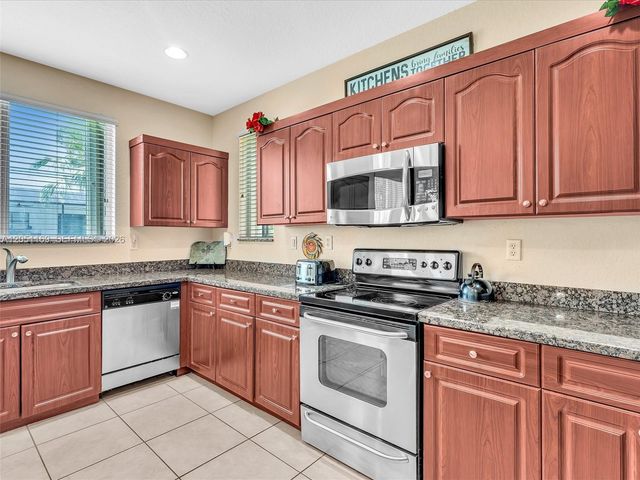 912 NW 204th St, Miami Gardens, FL 33169